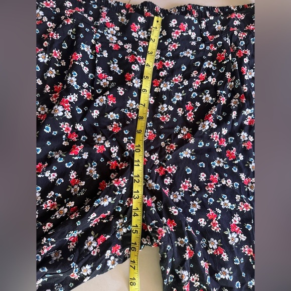 Torrid Black and Floral Cropped Pant size 3 plus size pockets floral - Picture 9 of 16